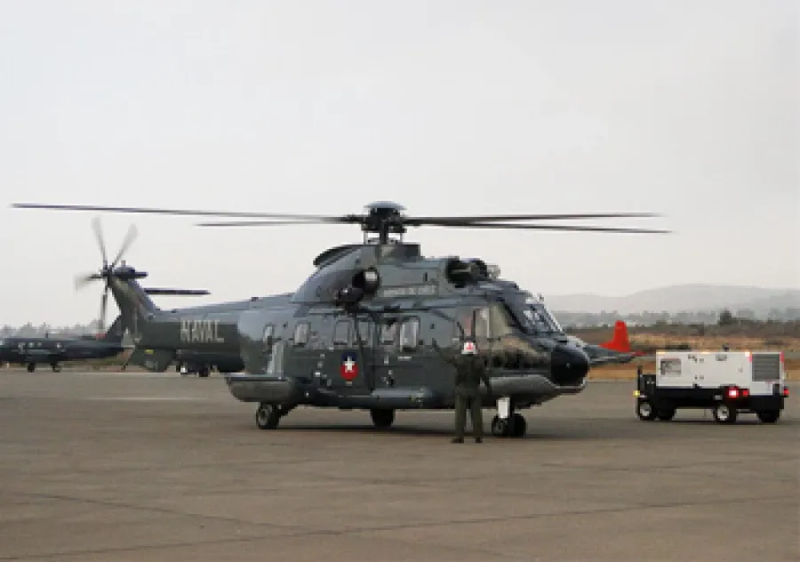 Helicóptero Súper Puma se desplaza desde Chile para ayudar en la lucha contra los incendios forestales en la Patagonia argentina
